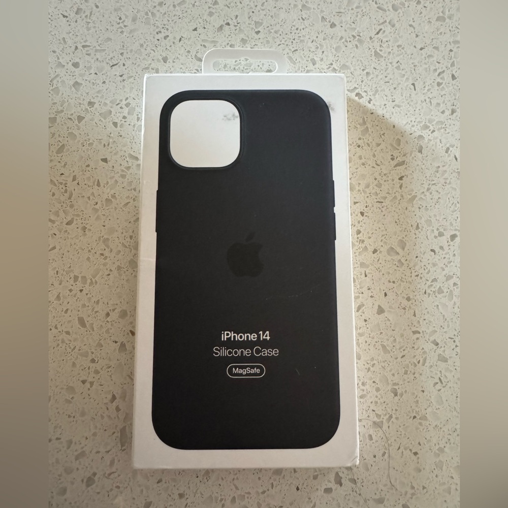 Apple iPhone 14 Silicone Case with MagSafe Midnight Authentic